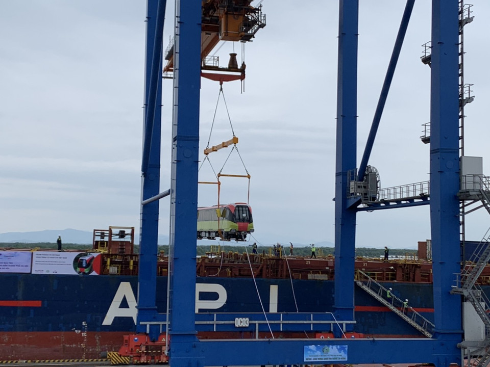 Đoàn tàu gồm ba màu xanh lá mạ, hồng đỏ và trắng với biểu tượng Khuê Văn Các, được nhà sản xuất Alstom(Cộng hòa Pháp) thiết kế cho tuyến đường sắt đô thị Nhổn-ga Hà Nội tạo nên một dấu ấn riêng của Hà Nội. (Ảnh: MRB Hà Nội cung cấp)