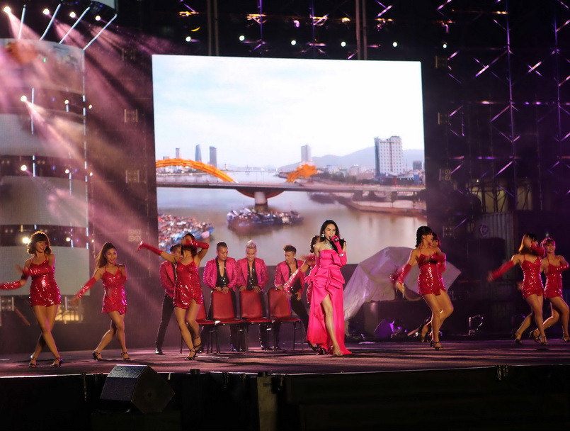 Ca sỹ Thủy Tiên đốt nóng sân khấu với các vũ điệu sôi động. (Ảnh: Trần Lê Lâm/Vietnam+)