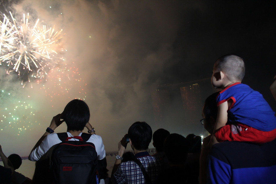 Một em bé được bố cho đi xem bắn pháo hoa bên Bờ vịnh Marina của Singapore dịp Năm mới 2015. (Ảnh: Lê Hải-Việt Hải/Vietnam+)