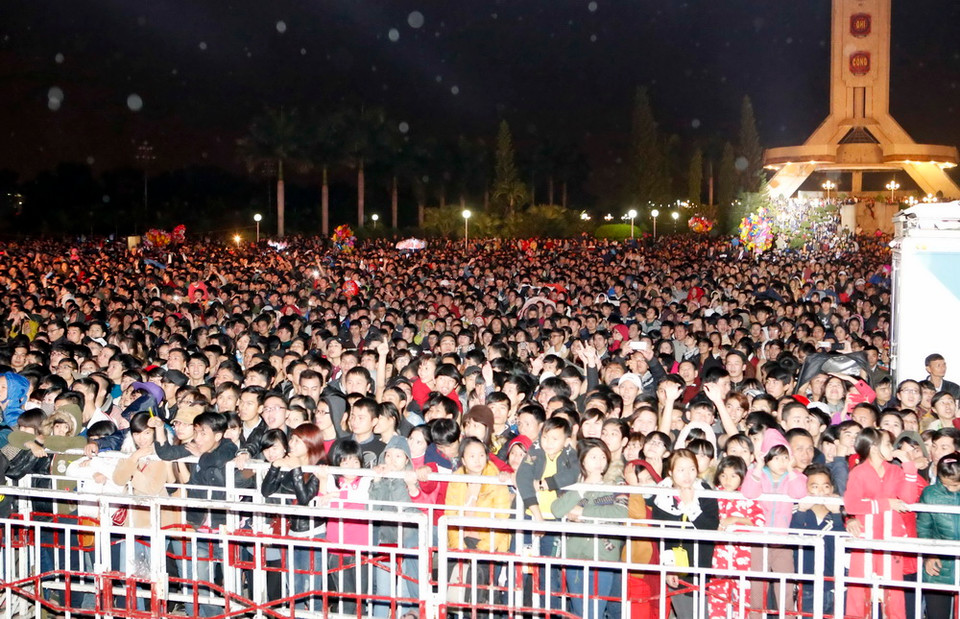 Hàng nghìn khán giả đổ về Quảng trường 29/3 tham gia lễ hội đếm ngược. (Ảnh: Trần Lê Lâm/Vietnam+) 