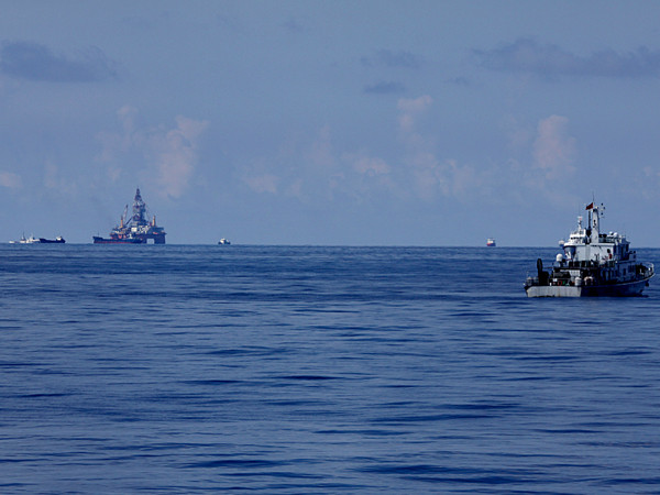 Cận cảnh tàu Trung Quốc xâm phạm biển Việt Nam. (Ảnh: Sơn Bách/Vietnam+)