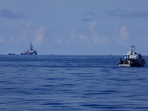 Cận cảnh tàu Trung Quốc xâm phạm biển Việt Nam. (Ảnh: Sơn Bách/Vietnam+)