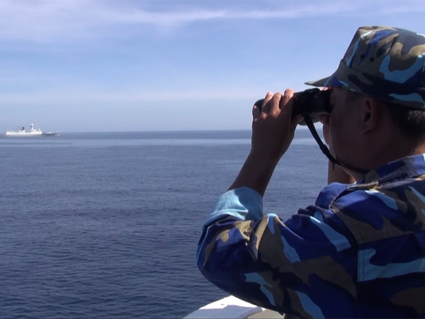 Cận cảnh tàu và trực thăng Trung Quốc xâm phạm biển Việt Nam. (Ảnh: Sơn Bách/Vietnam+)