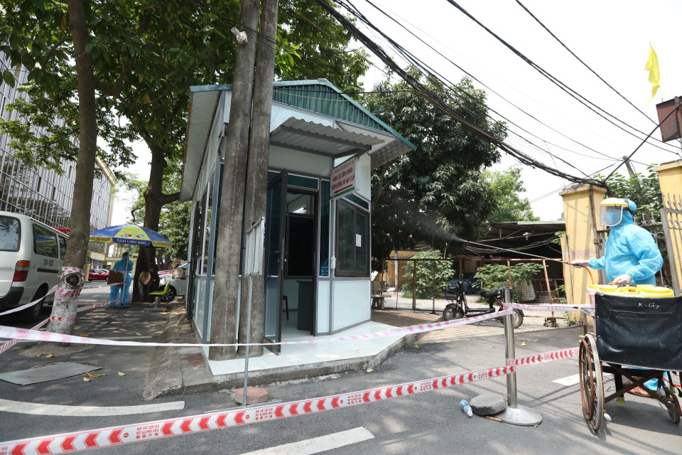 Phun khử khuẩn tại khu khám sàng lọc Bệnh viện Bắc Thăng Long. (Ảnh: Minh Quyết/TTXVN)