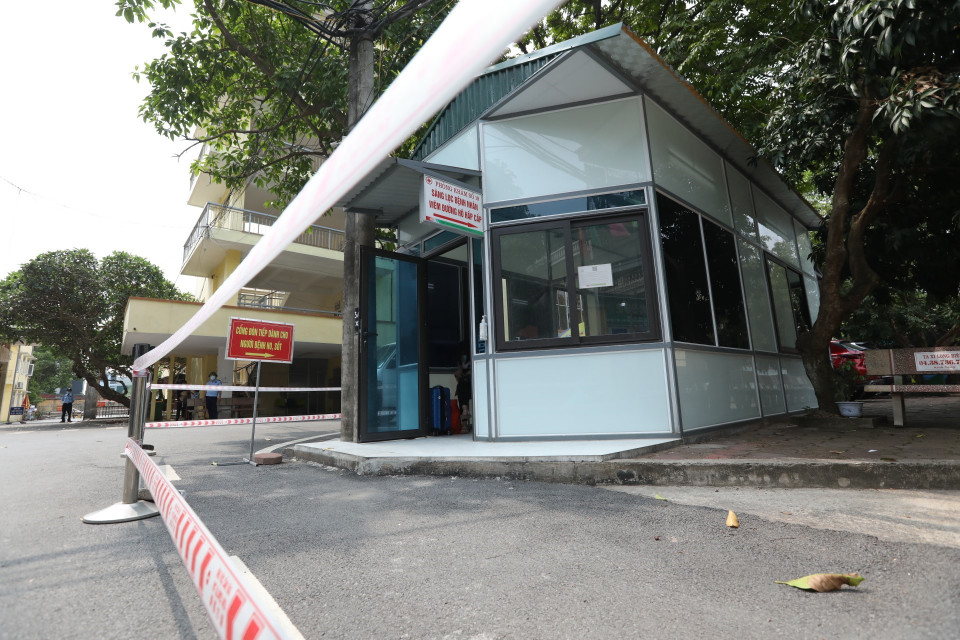 Khu khám sàng lọc cho bệnh nhân có triệu chứng ho, sốt. (Ảnh: Minh Quyết/TTXVN)