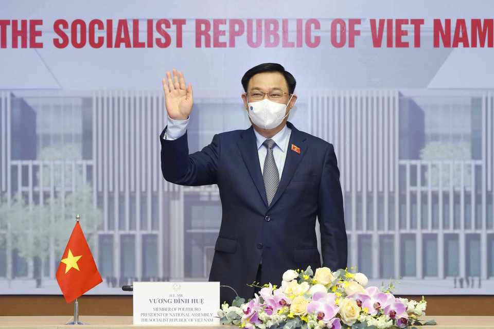 Chủ tịch Quốc hội Vương Đình Huệ chào Chủ tịch Hạ viện Australia Tony Smith. (Ảnh: Doãn Tấn/TTXVN)