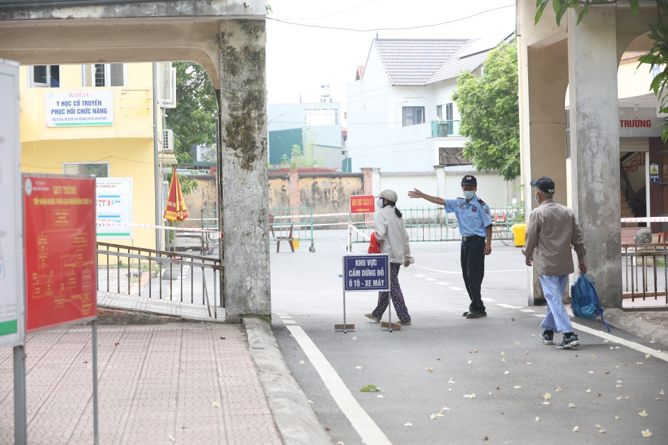 Bệnh nhân đến chạy thận nhân tạo được kiểm soát, khai báo y tế và test nhanh COVID-19. (Ảnh: Minh Quyết/TTXVN)