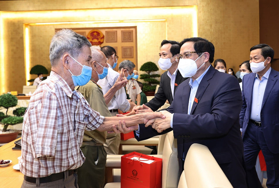 Chiều 24/7, tại trụ sở Chính phủ, Thủ tướng Chính phủ Phạm Minh Chính đã gặp mặt Đoàn đại biểu người có công với cách mạng, thân nhân liệt sỹ tiêu biểu nhân kỷ niệm 74 năm Ngày Thương binh - liệt sỹ. (Ảnh: Dương Giang/TTXVN)