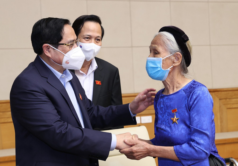 Phát biểu tại buổi gặp mặt, Thủ tướng Chính phủ Phạm Minh Chính bày tỏ sự tri ân và biết ơn sâu sắc nhất tới các Lão thành cách mạng, các Mẹ Việt Nam Anh hùng, các Anh hùng Lực lượng vũ trang nhân dân, các thương binh, bệnh binh, thân nhân liệt sỹ, người có công với cách mạng. (Ảnh: Dương Giang/TTXVN)