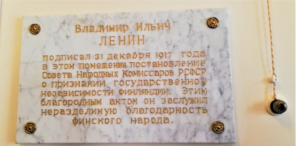 Bảng bày tỏ lòng biết ơn của nhân dân Phần Lan tại Điện Smolnyi. (Ảnh: Duy Trinh/TTXVN)