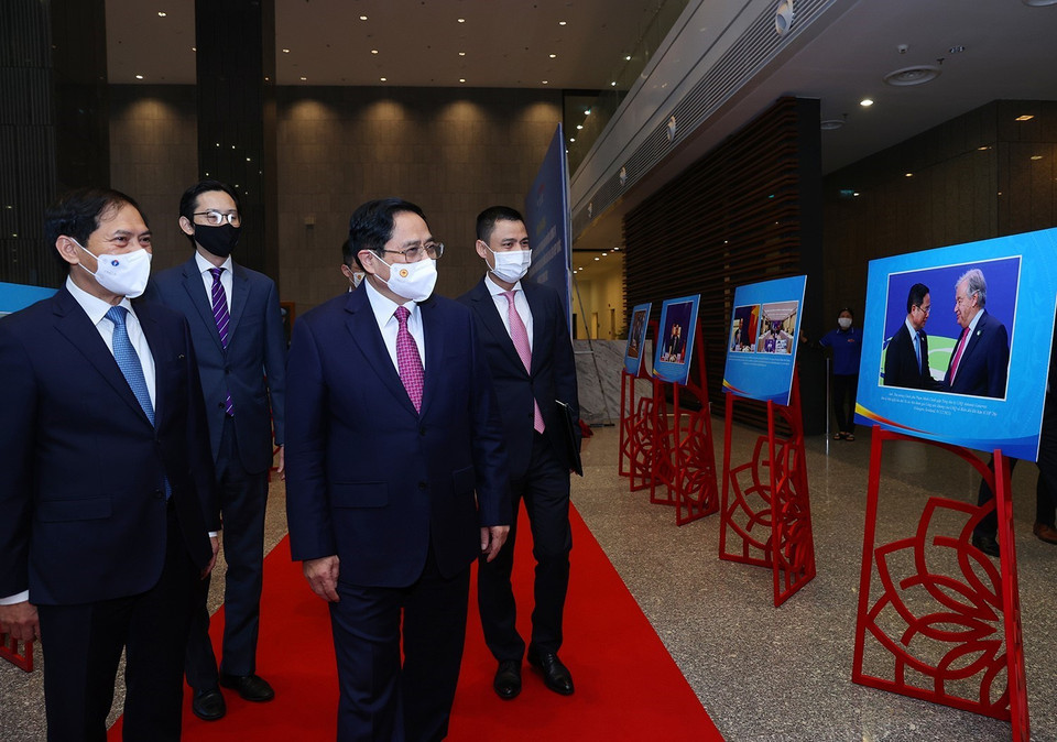 Thủ tướng Phạm Minh Chính tham quan trưng bày ảnh về các hoạt động của Việt Nam tham gia Hội đồng Bảo an Liên hợp quốc. (Ảnh: Dương Giang/TTXVN)