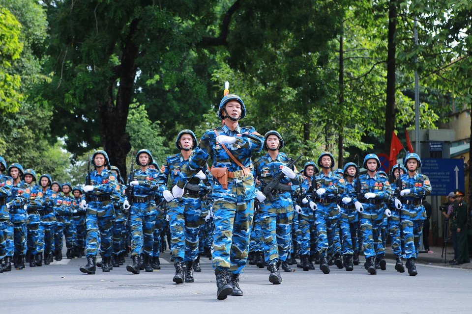 Khối hải quân đánh bộ diễu binh qua các tuyến phố Hà Nội. (Ảnh: Minh Sơn/Vietnam+)