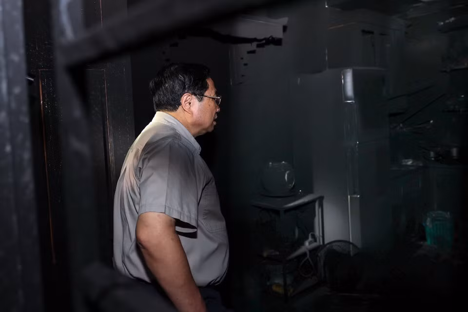 Thủ tướng Phạm Minh Chính kiểm tra hiện trường vụ cháy chung cư mini phố Khương Hạ. (Ảnh: Dương Giang/TTXVN)