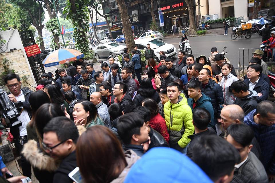 Theo đại diện Công ty Tem, mặc dù 9 giờ 25 sáng mới bắt đầu bán đồng xu nhưng từ khoảng 6 giờ đã có người đến chờ. (Ảnh: Minh sơn/Vietnam+)