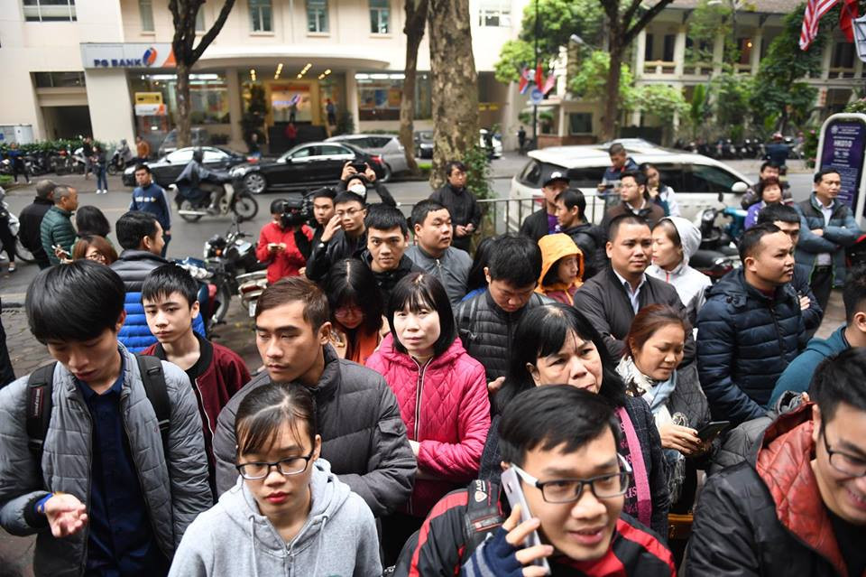 Khoảng 9 giờ sáng đã có hơn 400 người đăng ký mua Đồng xu kỷ niệm. (Ảnh: Minh sơn/Vietnam+)