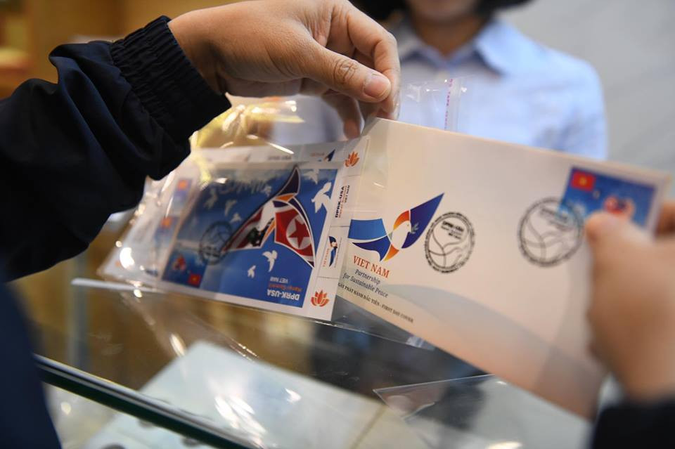 Bên cạnh đó, Bộ tem cũng gây được sự chú ý trong công chúng. (Ảnh: Minh sơn/Vietnam+)