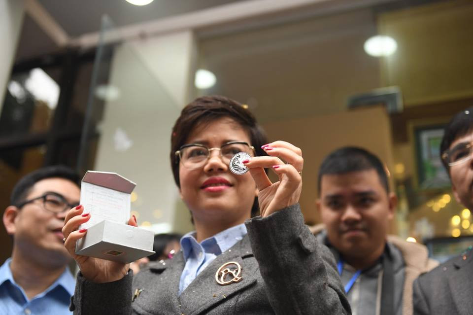 Đồng xu kỷ niệm "Hội nghị thượng đỉnh Hoa Kỳ - Triều Tiên" do Công ty Tem Bưu chính phát hành, ngày 27/2. (Ảnh: Minh Sơn/Vietnam+)