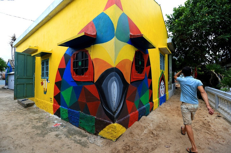 Các bức bích họa là thông điệp nhằm thay đổi nhận thức của dân địa phương và khách du lịch về ứng xử với môi trường biển, đặc biệt là các loài động vật hoang dã. (Ảnh: Ngọc Hà/TTXVN)