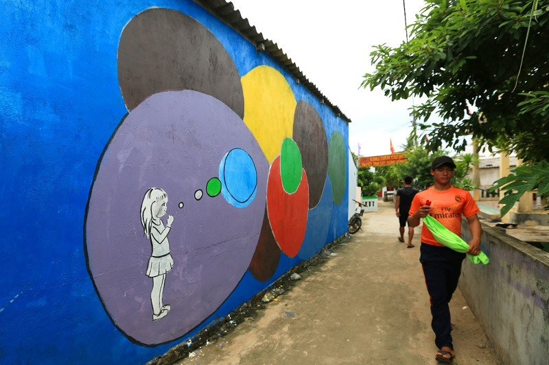 Cuối tháng 6/2017, một nhóm họa sỹ trẻ Hà Nội và Thành phố Hồ Chí Minh - tình nguyện viên của Tổ chức Bảo tồn thiên nhiên thế giới (IUCN), khu bảo tồn biển Lý Sơn và địa phương phối hợp thực hiện đã cho ra mắt ngôi làng bích họa độc đáo trên đảo Bé. (Ảnh: Ngọc Hà/TTXVN)