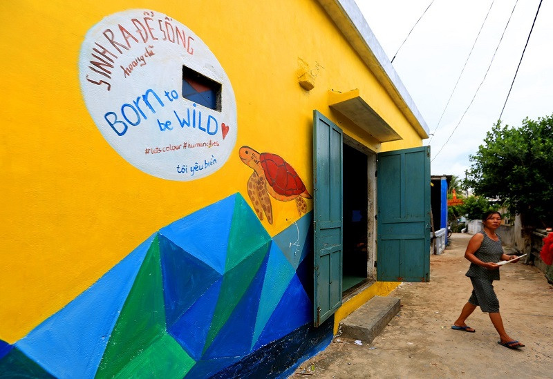 Những bức bích họa có chủ đề 'Tôi yêu biển đảo - Sinh ra để sống hoang dã.' (Ảnh: Ngọc Hà/TTXVN)