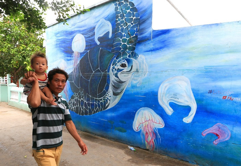 Các bức bích họa là thông điệp nhằm thay đổi nhận thức của dân địa phương và khách du lịch về ứng xử với môi trường biển, đặc biệt là các loài động vật hoang dã. (Ảnh: Ngọc Hà/TTXVN)