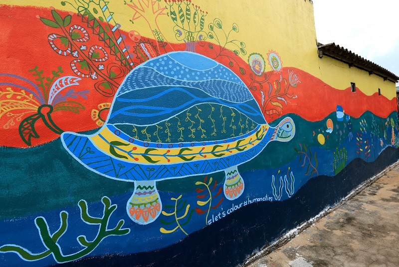 Những bức bích họa có chủ đề 'Tôi yêu biển đảo - Sinh ra để sống hoang dã.' (Ảnh: Ngọc Hà/TTXVN)