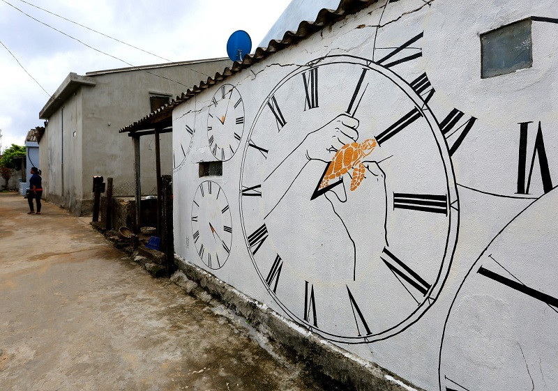 Các bức bích họa nhận được sự quan tâm lớn của người dân và du khách. (Ảnh: Ngọc Hà/TTXVN)