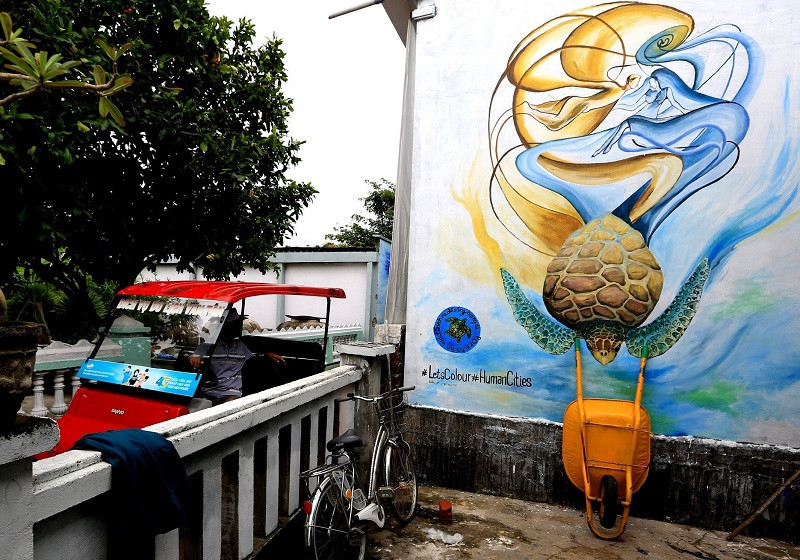 Các bức bích họa nhận được sự quan tâm lớn của người dân và du khách. (Ảnh: Ngọc Hà/TTXVN)