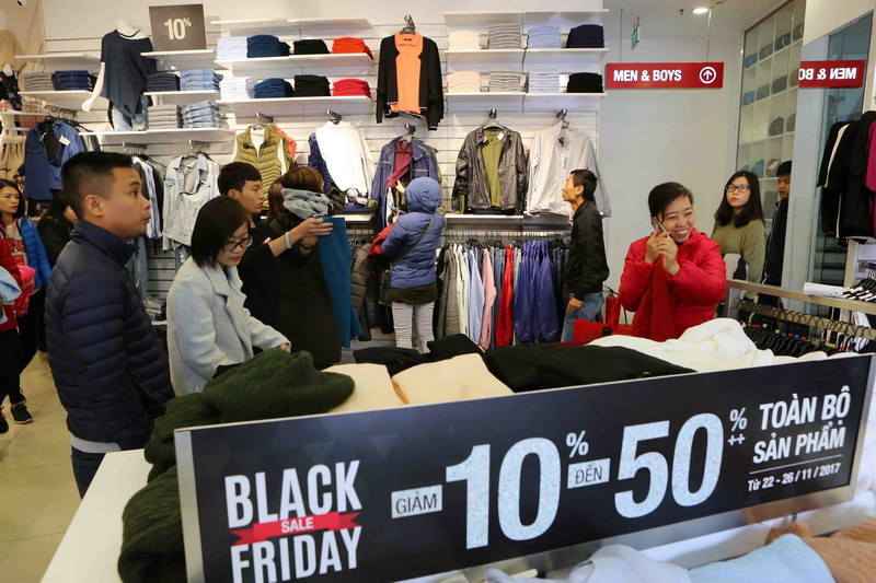 Nhiều mặt hàng được giảm giá mạnh. (Ảnh: Thành Đạt/TTXVN)