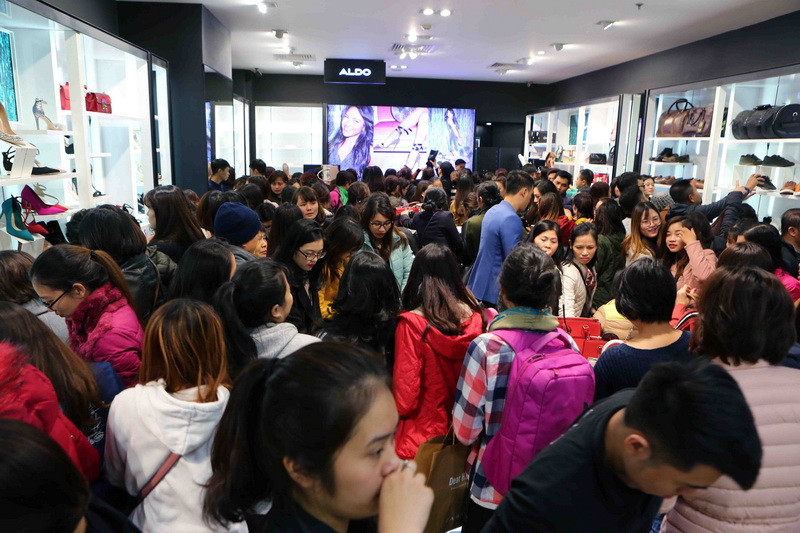 Gian hàng của thương hiệu Aldo chật kín người mua. (Ảnh: Thành Đạt/TTXVN)