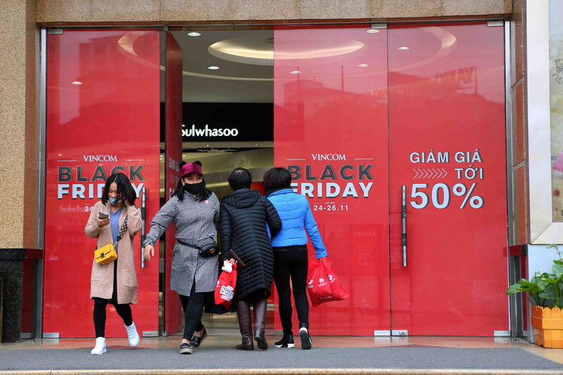 Nhiều khách hàng đến từ rất sớm. (Ảnh: Thành Đạt/TTXVN)