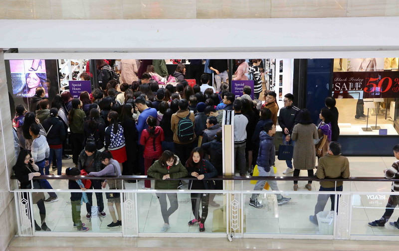 Các khách hàng chen nhau để vào mua hàng. (Ảnh: Thành Đạt/TTXVN)