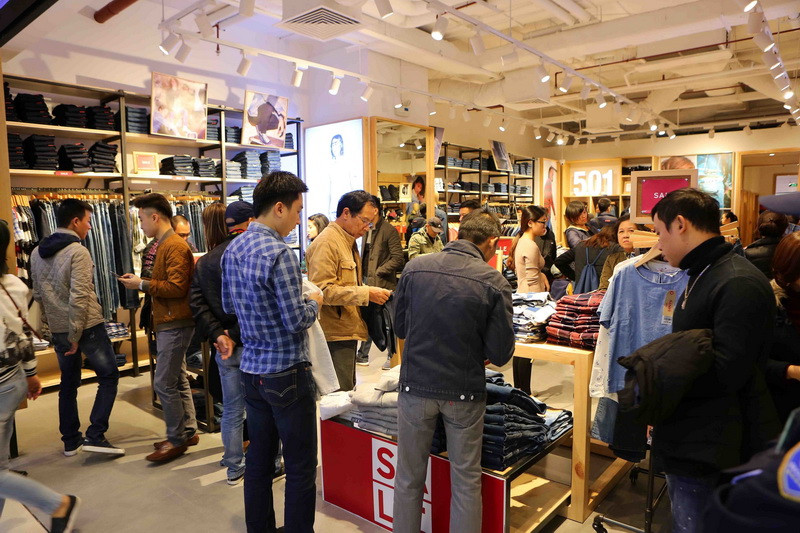 Không khí mua hàng nhộn nhịp tai các trung tâm thương mại lớn của thủ đô Hà Nội. (Ảnh: Thành Đạt/TTXVN)