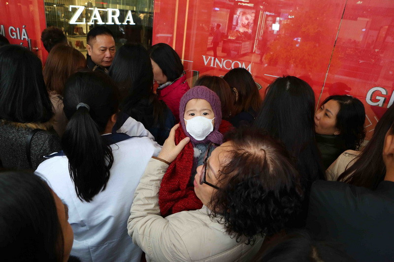 Rất đông khách hàng ngồi chờ mở cửa tại gian hàng của thương hiệu Zara. (Ảnh: Thành Đạt/TTXVN)