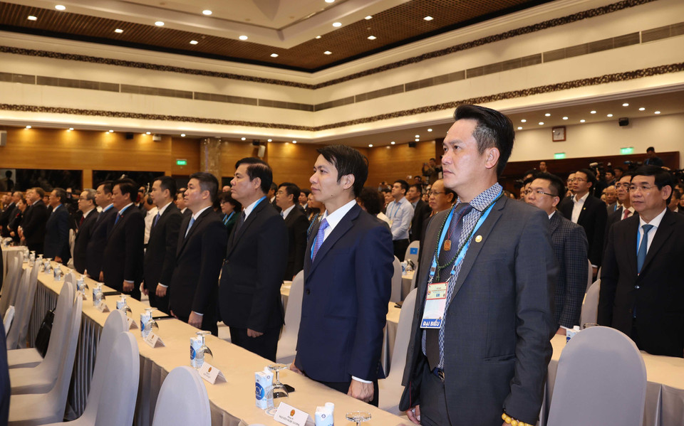 Các đại biểu thực hiện nghi thức ASEAN ca. (Ảnh: Thống Nhất/TTXVN)