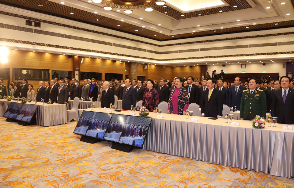 Các đại biểu thực hiện nghi thức ASEAN ca. (Ảnh: Thống Nhất/TTXVN)