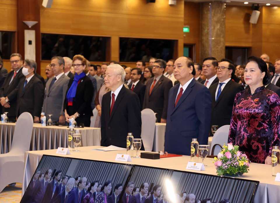 Các đại biểu thực hiện nghi thức ASEAN ca. (Ảnh: Thống Nhất/TTXVN)