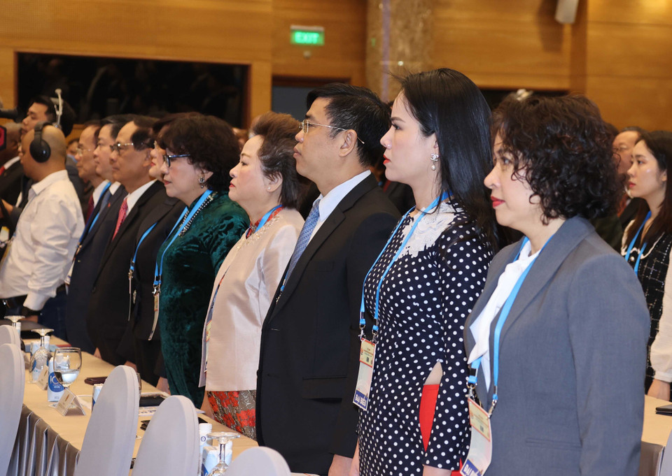 Các đại biểu thực hiện nghi thức ASEAN ca. (Ảnh: Thống Nhất/TTXVN)