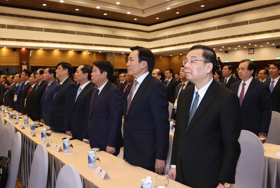 Các đại biểu thực hiện nghi thức ASEAN ca. (Ảnh: Thống Nhất/TTXVN)