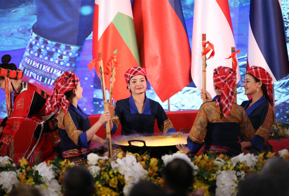 Chương trình văn nghệ chào mừng. (Ảnh: Dương Giang/TTXVN)