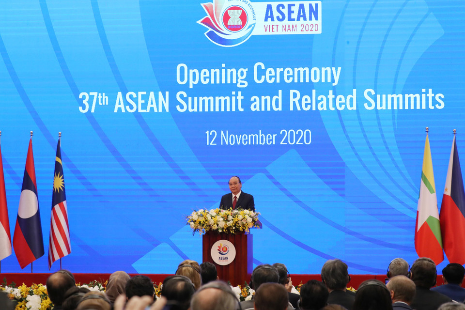 Thủ tướng Nguyễn Xuân Phúc phát biểu khai mạc Hội nghị Cấp cao ASEAN lần thứ 37. (Ảnh: Lâm Khánh/TTXVN)