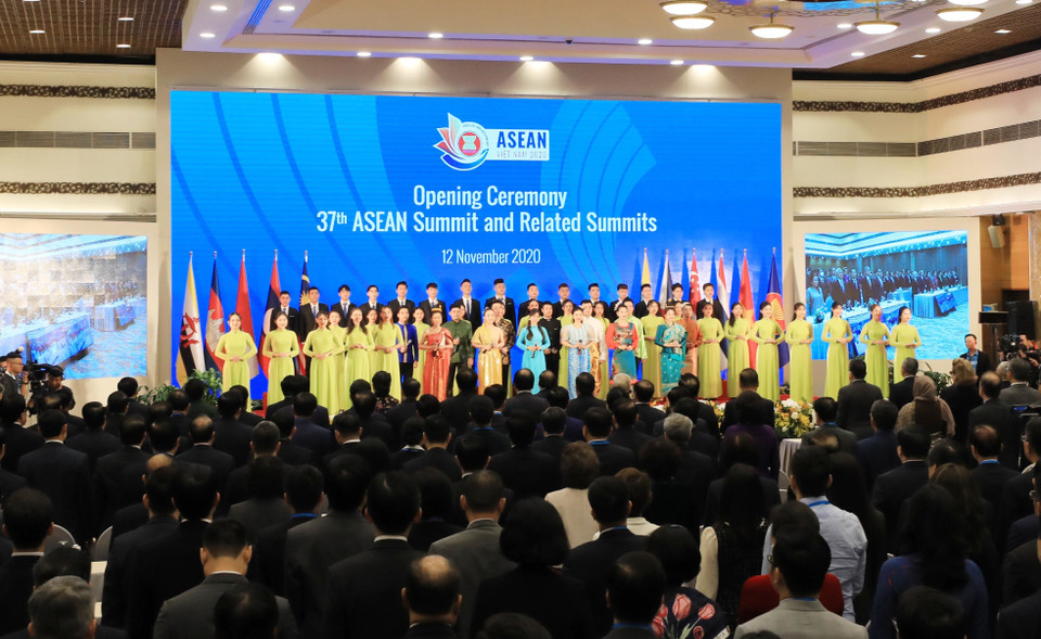 Lãnh đạo các nước ASEAN và các đại biểu tham dự hội nghị hát bài ca ASEAN. (Ảnh: Lâm Khánh/TTXVN)