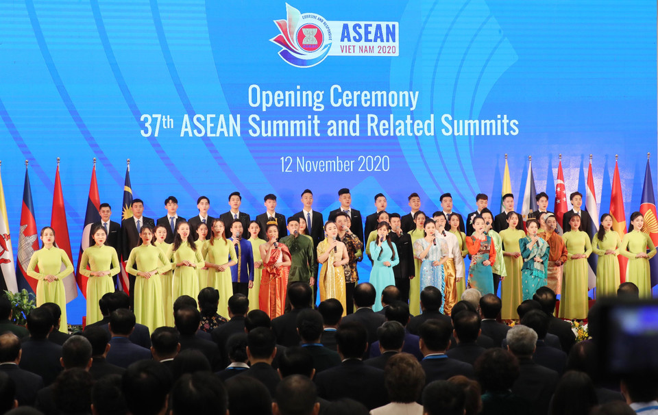 Lãnh đạo các nước ASEAN và các đại biểu tham dự hội nghị hát bài ca ASEAN. (Ảnh: Lâm Khánh/TTXVN)