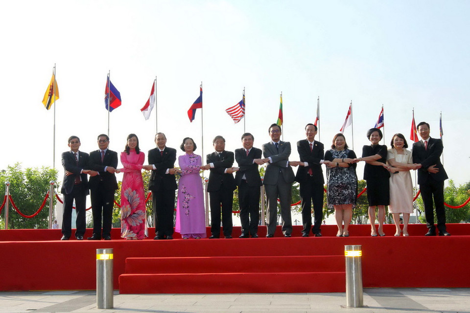 Chủ tịch UBND TP.Hồ Chí Minh Nguyễn Thành Phong với Tổng lãnh sự các nước ASEAN cùng các đại biểu. (Ảnh: Thanh Vũ/TTXVN)