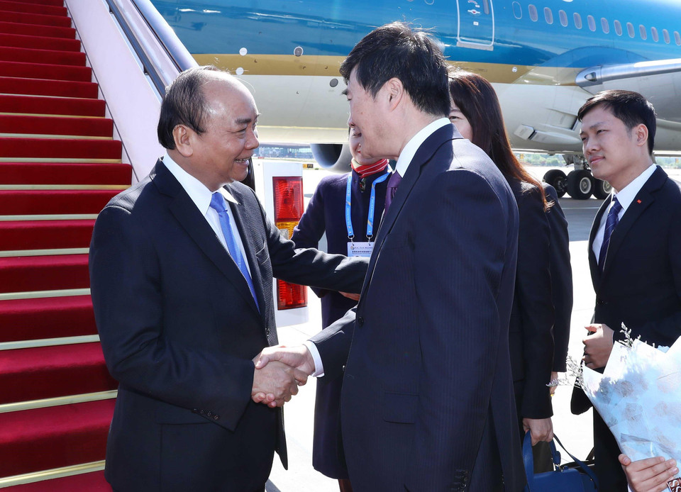 Lãnh đạo Thành phố Bắc Kinh, đại diện Bộ Ngoại giao Trung Quốc đón Thủ tướng Nguyễn Xuân Phúc tại sân bay quốc tế Bắc Kinh. (Ảnh: Thống Nhất/TTXVN)