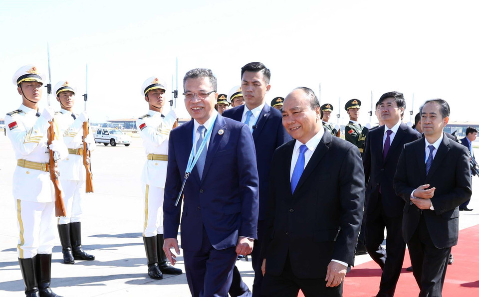 Đại sứ Việt Nam tại Trung Quốc Đặng Minh Khôi (bên trái), Đại sứ Trung Quốc tại Việt Nam Hùng Ba (bên phải), lãnh đạo Thành phố Bắc Kinh, đại diện Bộ Ngoại giao Trung Quốc đón Thủ tướng Nguyễn Xuân Phúc tại sân bay quốc tế Bắc Kinh. (Ảnh: Thống Nhất/TTXVN)