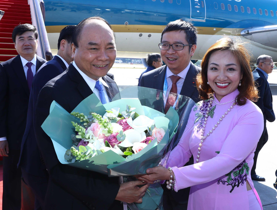 Cán bộ, nhân viên Đại sứ quán Việt Nam đón Thủ tướng Nguyễn Xuân Phúc tại sân bay quốc tế Bắc Kinh. (Ảnh: Thống Nhất/TTXVN)