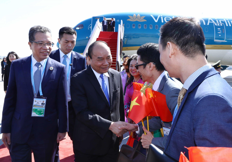 Đại sứ Đặng Minh Khôi và cán bộ, nhân viên Đại sứ quán Việt Nam tại Trung Quốc đón Thủ tướng Nguyễn Xuân Phúc ở sân bay quốc tế Bắc Kinh. (Ảnh: Thống Nhất/TTXVN)