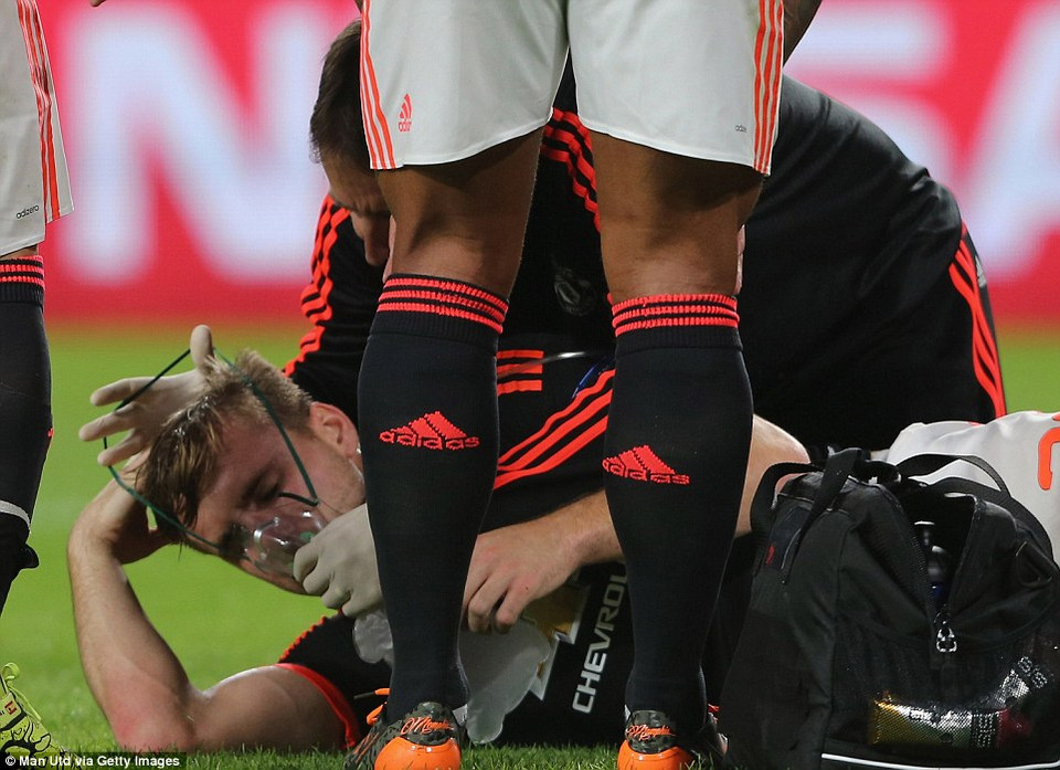 Luke Shaw được các nhân viên y tế chăm sóc sau pha phạm lỗi. 