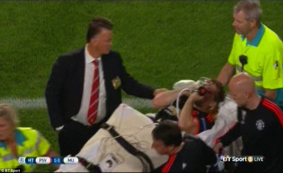 Huấn luyện viên Louis van Gaal lo lắng cho học trò và tỏ ra không hài lòng.